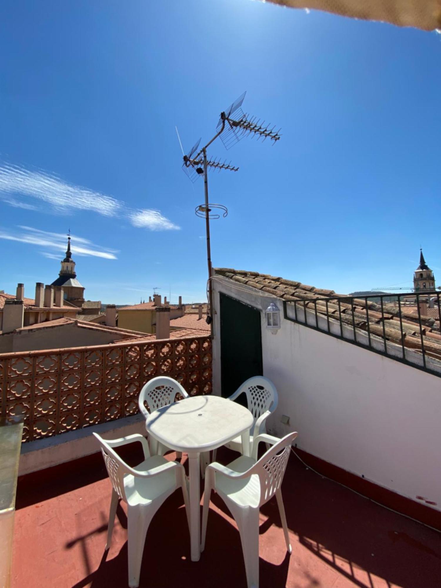 Casa De Huespedes Vecinodecerbantes Otel Alcalá de Henares Dış mekan fotoğraf